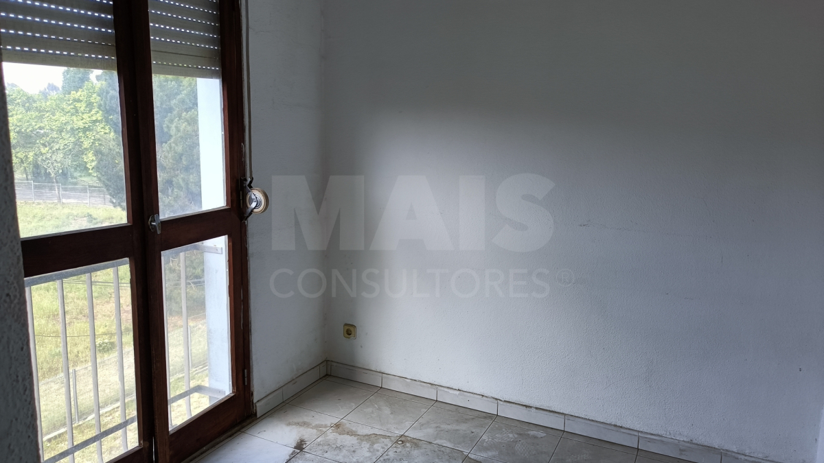 3 bedroom apartment to renovate. Vale da Amoreira (Baixa da Banheiras)